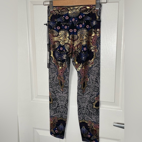 Noli Yoga Gilded Legging‎ NWT Size XSmall Foiled Gold Paisley Print - Picture 7 of 9